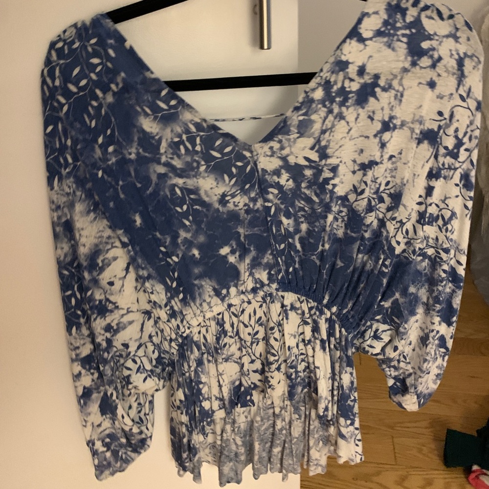 Free People open back flowy blue floral blouse XS